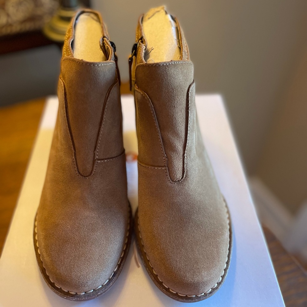 New Clark’s tan suede booties * size 10